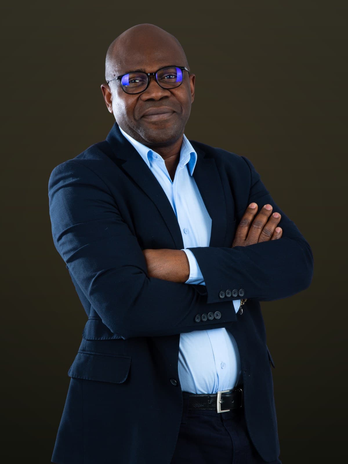 Serge Lawson animant une session de travail autour d'une table