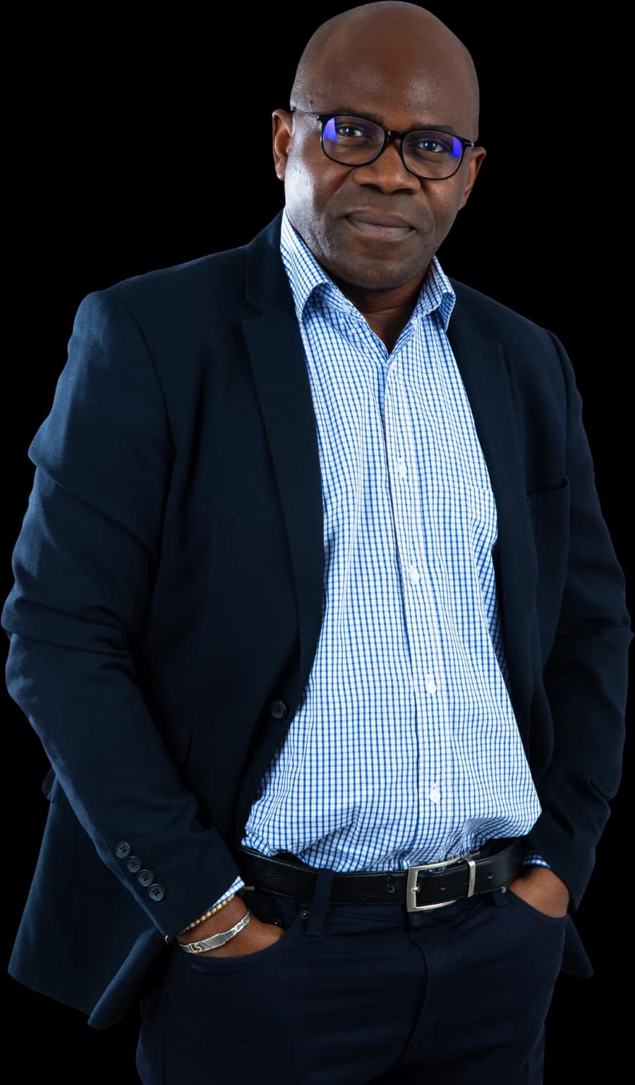 Serge Lawson debout, en veste sombre