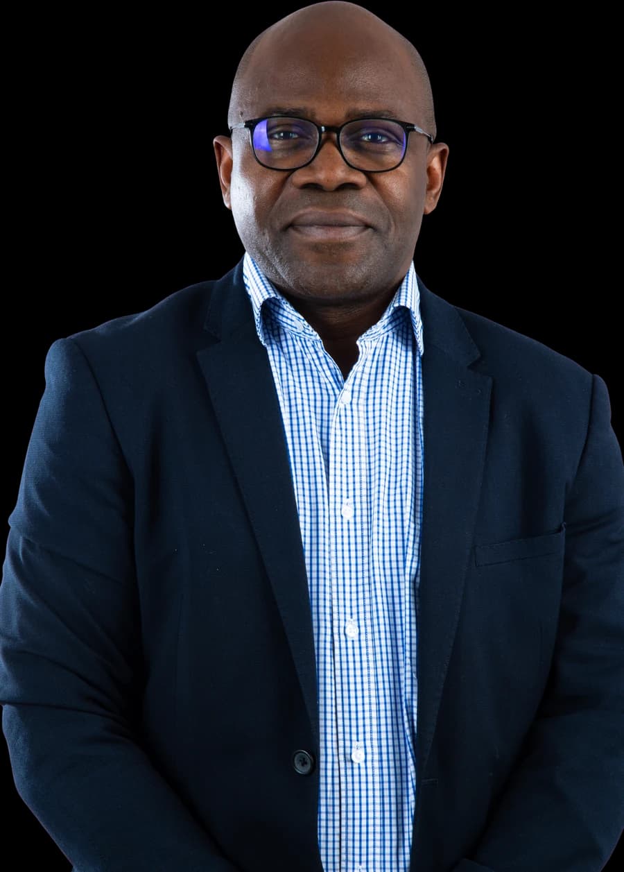 Serge Lawson, en veste sombre, regard caméra