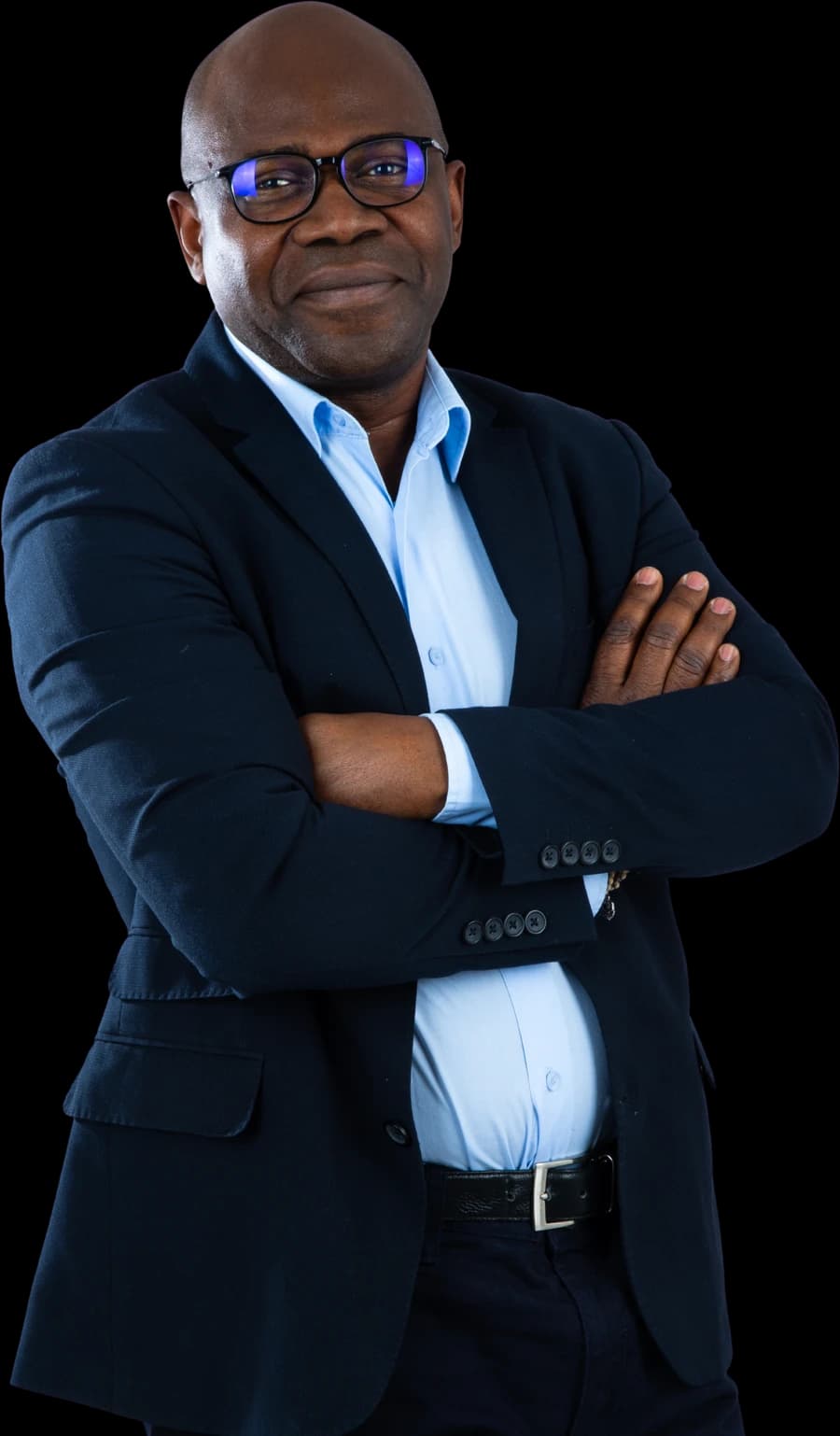 Serge Lawson à son bureau, la main au menton