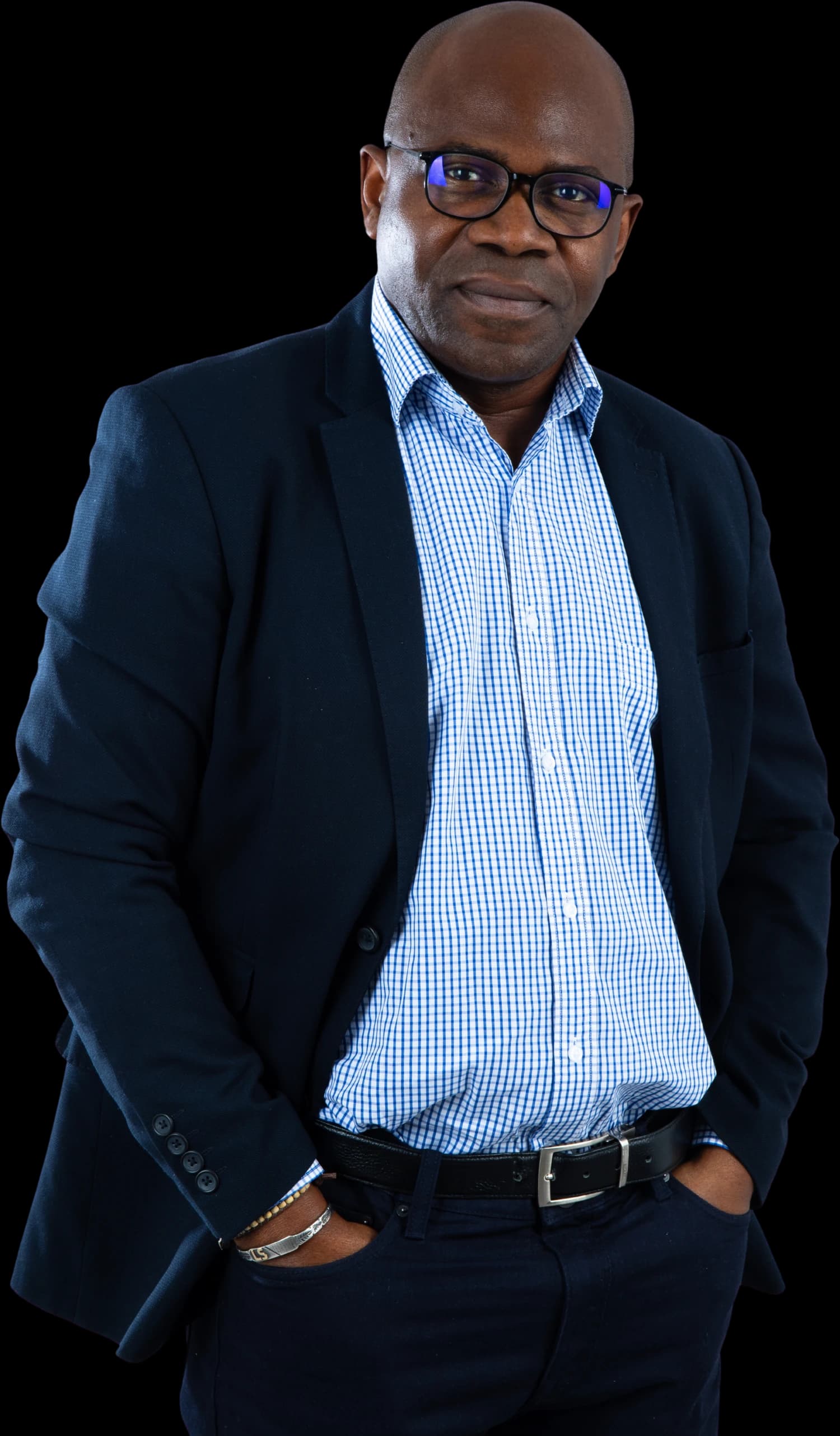 Serge Lawson, debout, en veste sombre